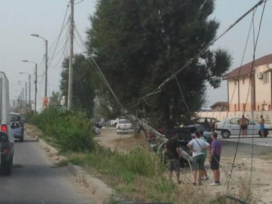 Un bărbat a distrus un stâlp de electricitate de pe marginea drumului şi a avariat alte 3 maşini, pe DN39